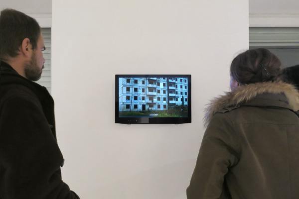 Elsa Werth,‘km unité pratique de distance’ [vidédo still 4], 2013, video, son stereo, 07.30min. Vue d'exposition Fondation Rosenblum, Paris, 2013